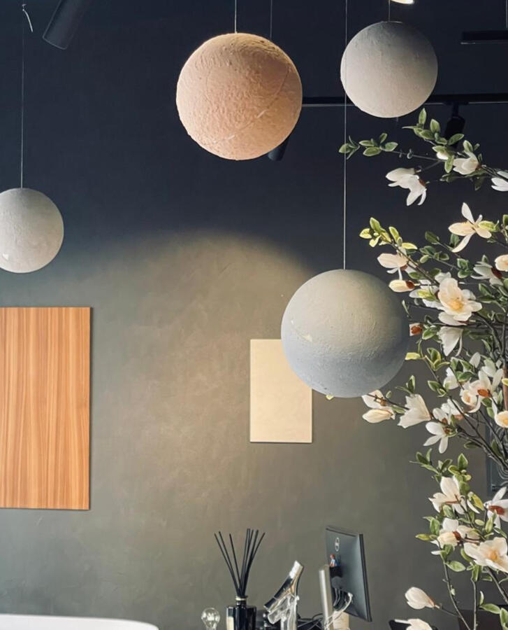 Interior design studio with natural light and clay materials by Alveum